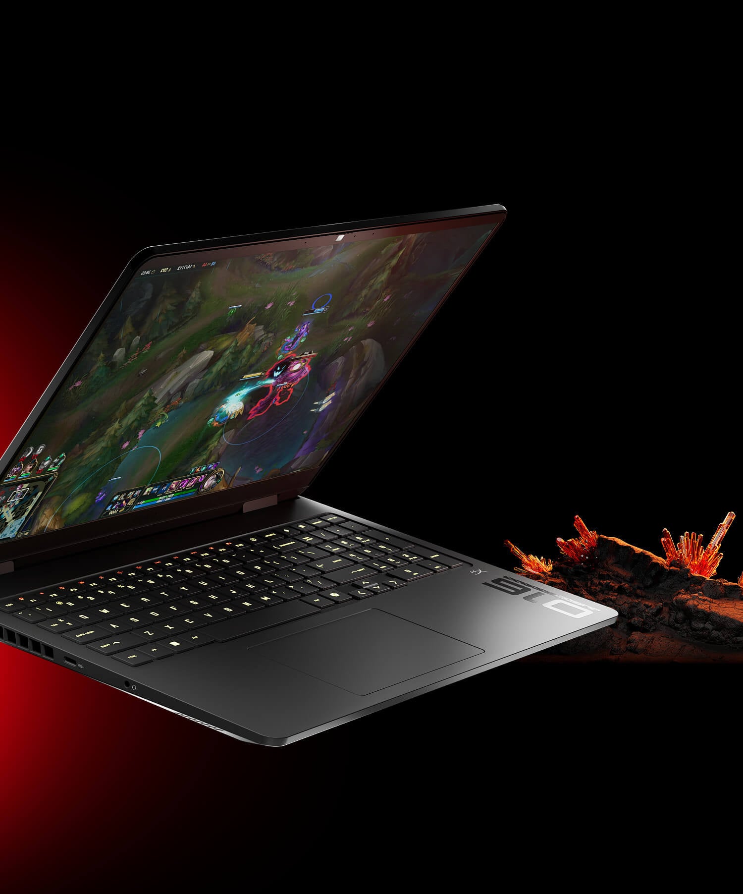 Gamingowy laptop HP OMEN 16 pod kątem, prezentujący dynamiczną grafikę w grze typu MOBA