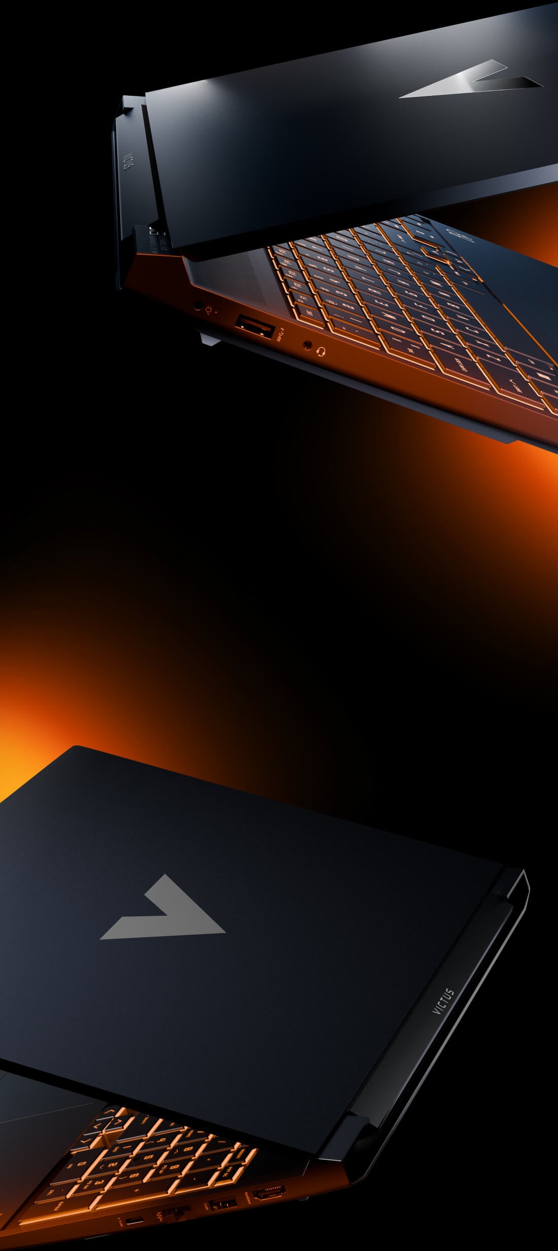Zbliżenie na profil laptopa HP Victus, pokazujące precyzyjne wykończenie zawiasów, porty boczne oraz podświetlone klawisze w ciemnym otoczeniu.