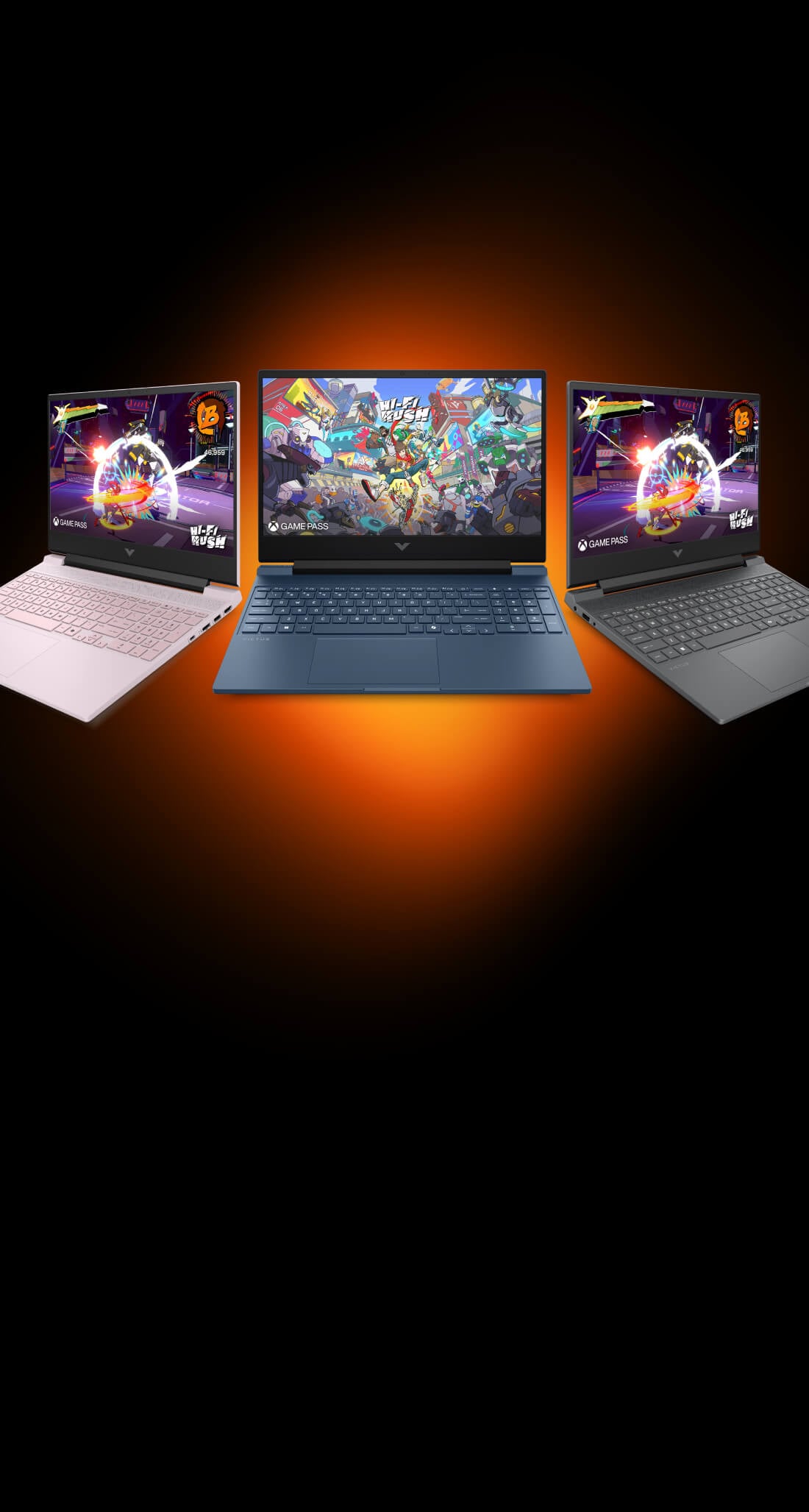 Trzy laptopy HP Victus ustawione obok siebie w różnych wersjach kolorystycznych: jasnoróżowej, ciemnoniebieskiej i szarej, z uruchomioną grą Hi-Fi Rush.