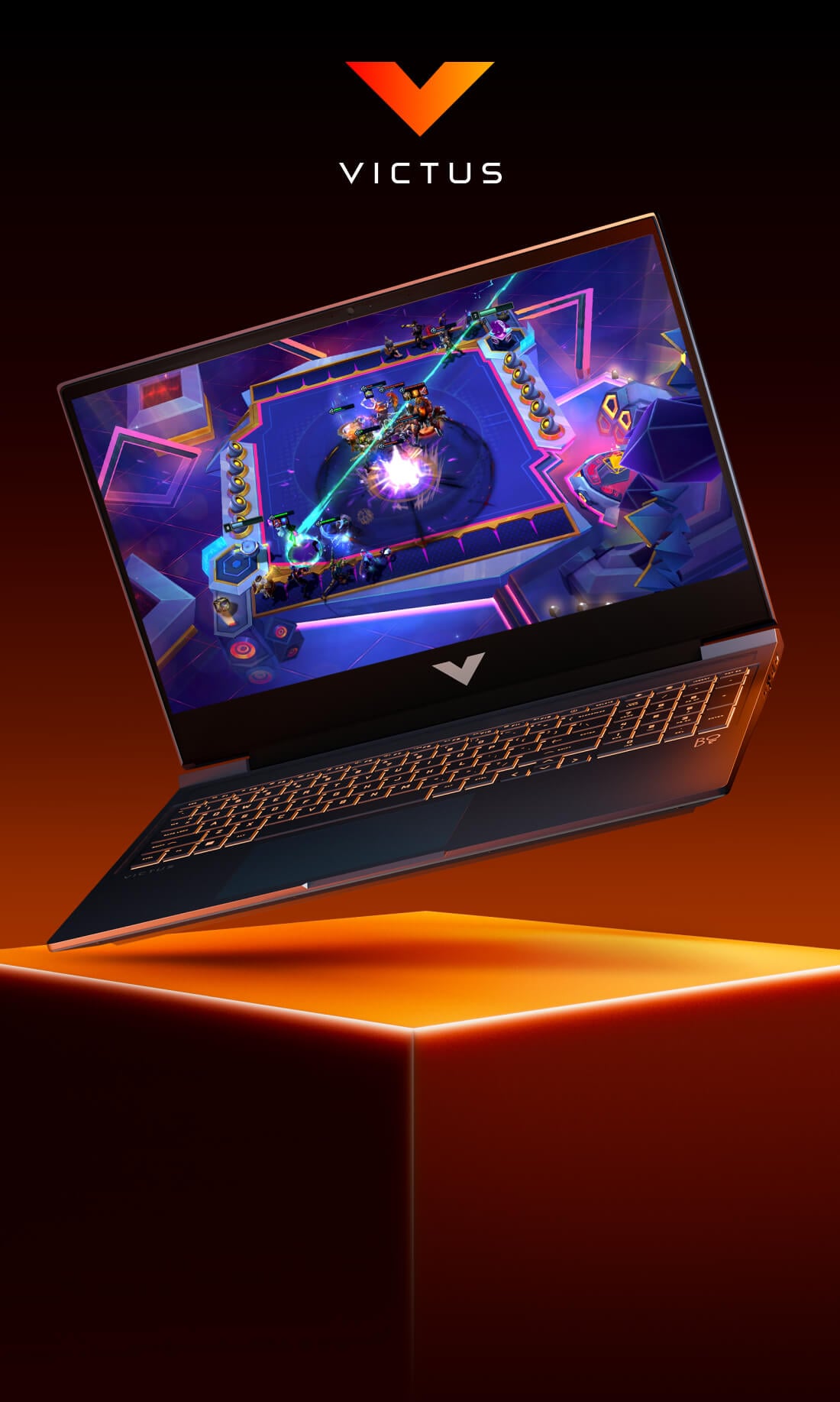Laptop gamingowy HP Victus unoszący się nad podświetlonym pomarańczowym sześcianem; na ekranie widoczna dynamiczna walka w grze typu MOBA.