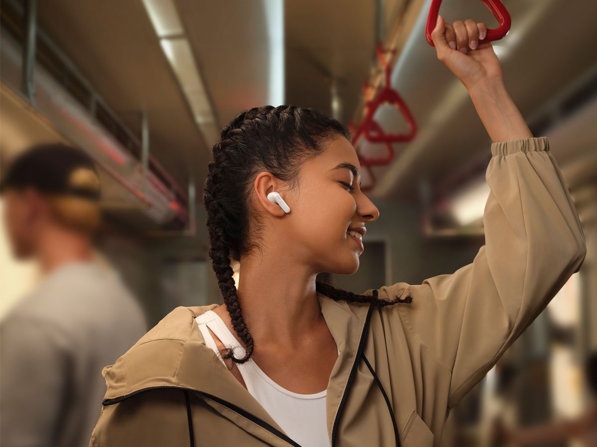 Słuchawki bezprzewodowe HUAWEI FreeBuds SE 4 ANC - Grafika lifestyle