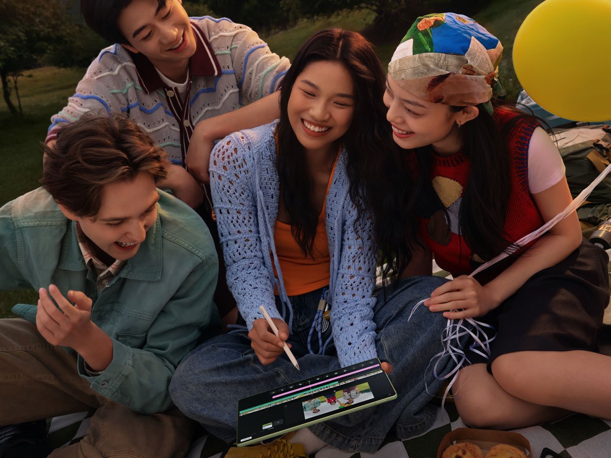 Tablet Huawei MatePad 12 X 2025 kobieta edytująca film z przyjaciółmi