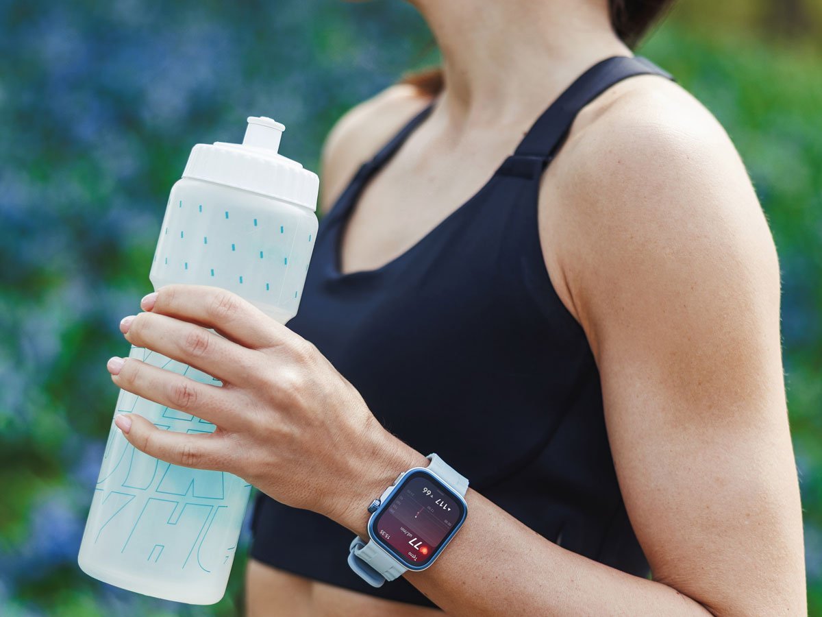 Huawei Watch Fit 4 Pro mierzący tętno kobiety