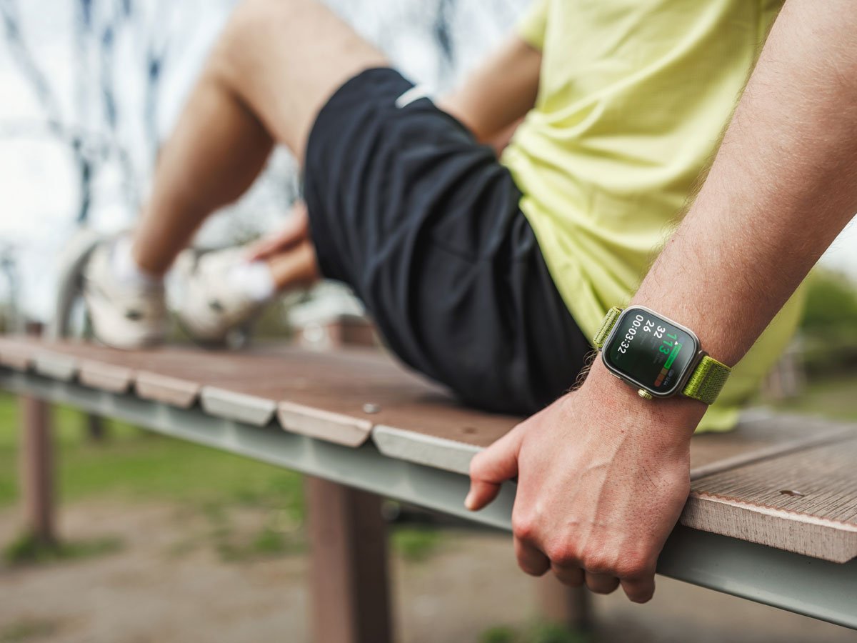 Huawei Watch Fit 4 Pro biegacz odpoczywający na ławce
