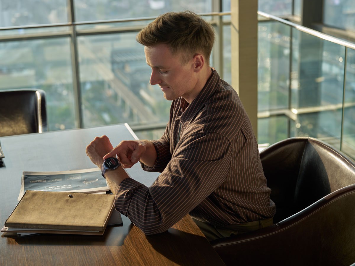 Huawei Watch 5 mężczyzna używający przycisku X-TAP