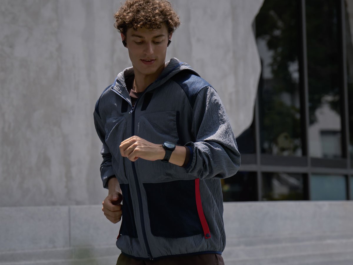 Huawei Watch 5 mężczyzna podczas biegania spoglądający na tarczę zegarka