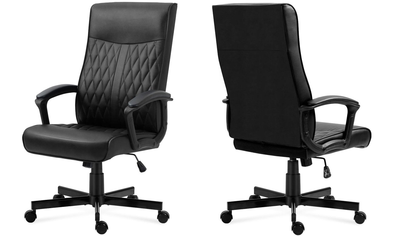 Fotel biurowy Mark Adler Boss 3.2 Black - Widok od przodu i od tyłu pod kątem