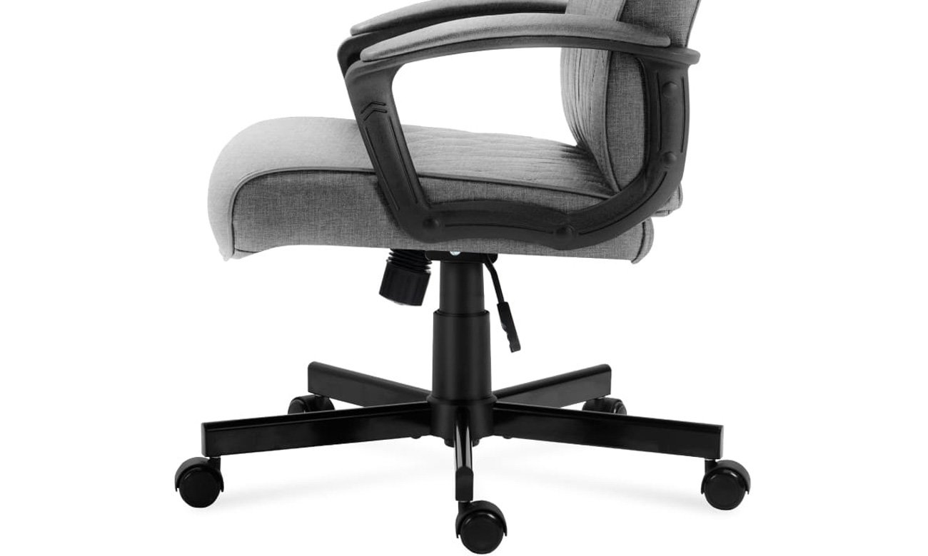 Fotel biurowy Mark Adler Boss 3.2 Grey - Zbliżenie na podstawę i kółka