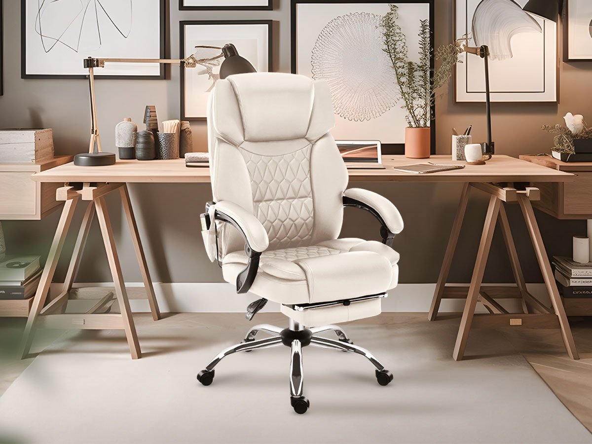 Fotel biurowy z masażem Mark Adler Boss 6.0 Beżowy - Grafika lifestyle