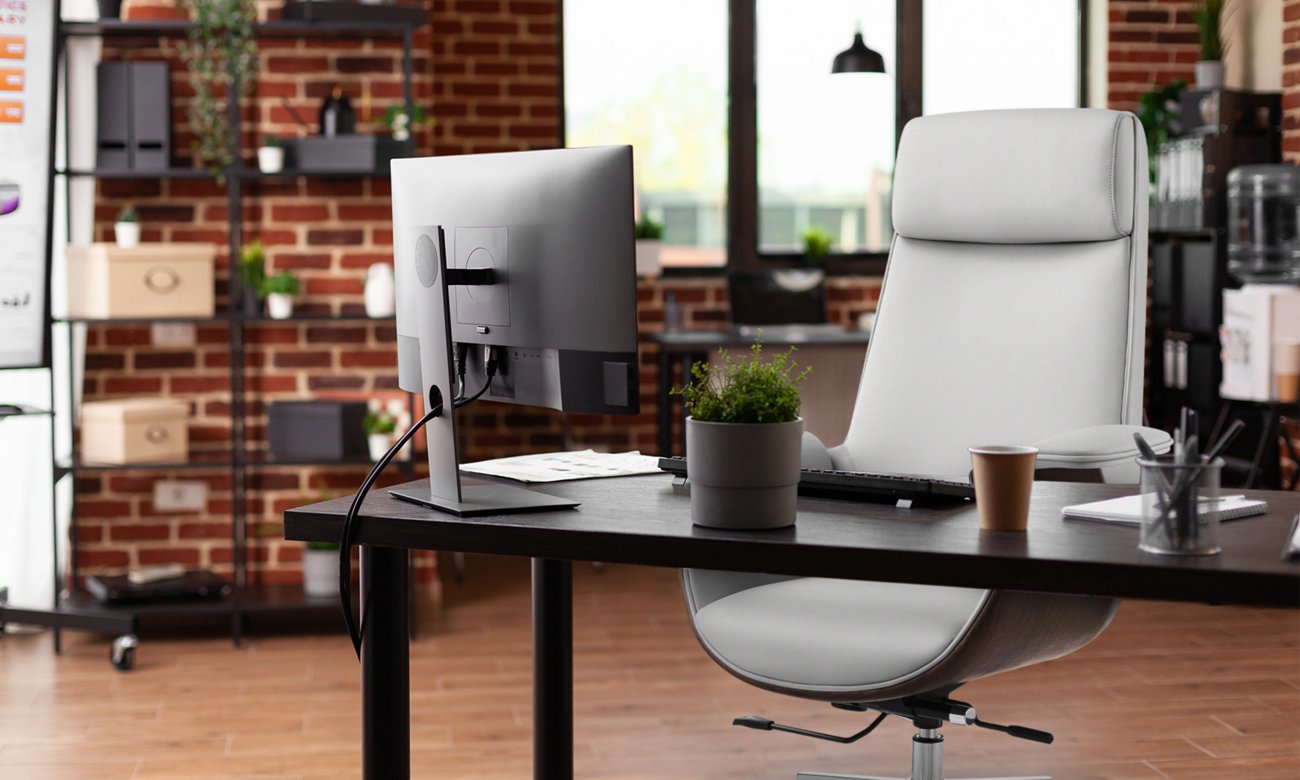 Fotel biurowy Mark Adler Boss 8.2 Biały - Grafika lifestyle