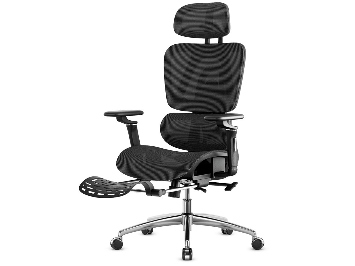 Fotel ergonomiczny Huzaro Mark Adler Expert 7.9 Black - Widok od przodu pod kątem wraz z wysuniętym podnóżkiem