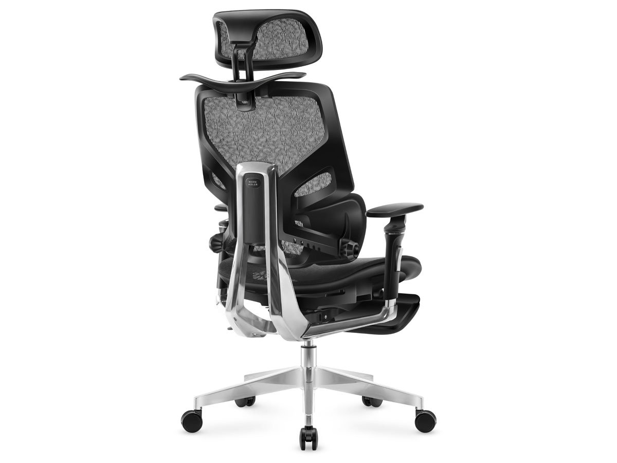Fotel biurowy Mark Adler Expert 9.6 Black - Widok od tyłu pod kątem