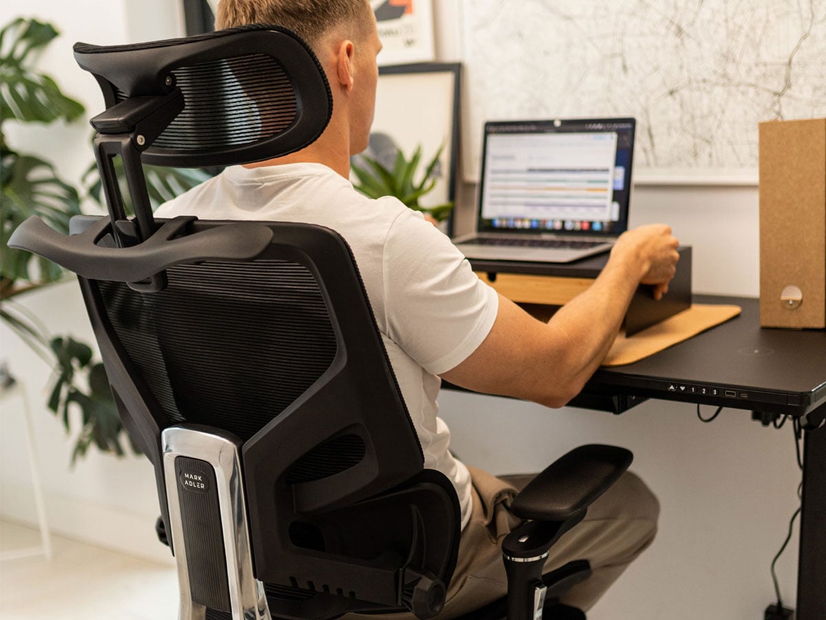 Fotel biurowy Mark Adler Expert 9.6 Black - Podłokietniki 5D