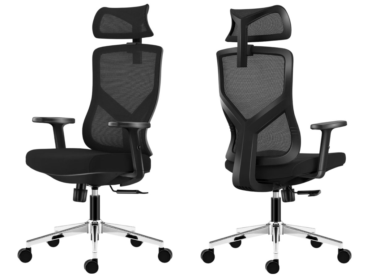 Fotel biurowy Mark Adler Manager 3.3 Black - Widok od przodu i od tyłu pod kątem
