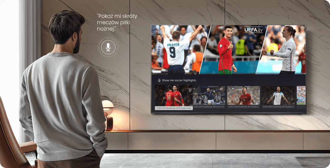 Mężczyzna w salonie patrzący na telewizor Hisense wyświetlający mecz piłki nożnej z aplikacji UEFA.tv (Television)