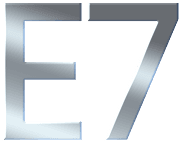 Stylizowany, srebrny logotyp serii E7 przedstawiony za pomocą minimalistycznych linii