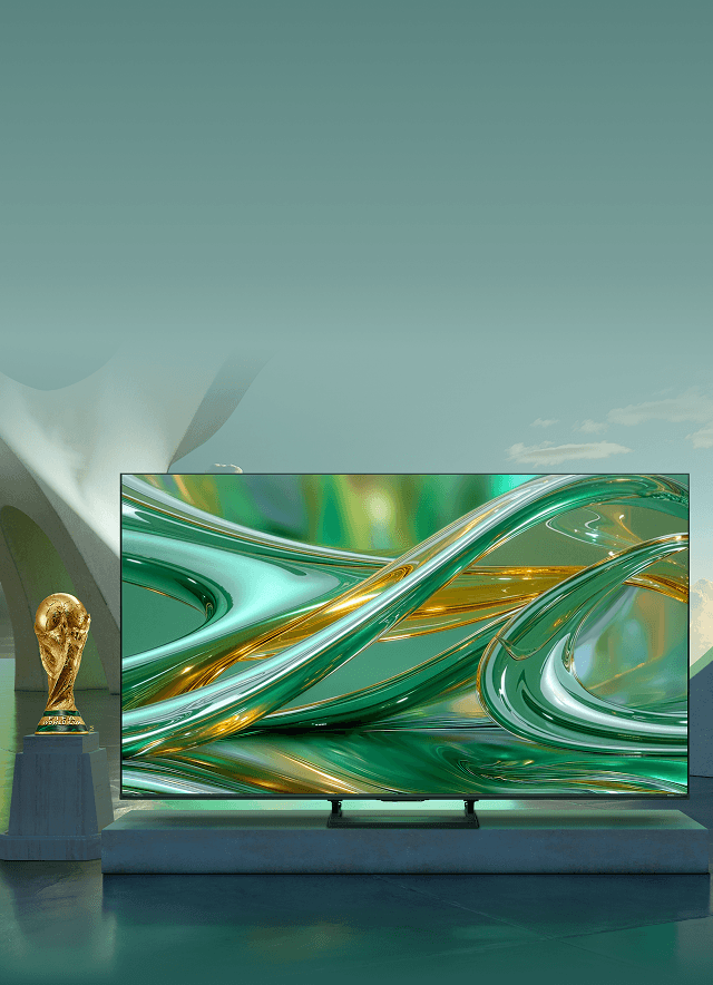 Telewizor z zieloną grafiką obok Pucharu Świata FIFA na postumencie, umieszczony w futurystycznym wnętrzu z betonowymi łukami