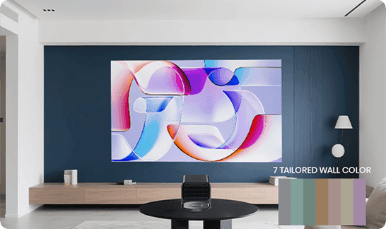 Projektor wyświetlający grafikę na niebieskiej ścianie, napis 7 TAILORED WALL COLOR i paleta siedmiu kolorów.