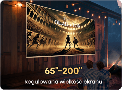 Ekran projekcyjny z filmem o gladiatorach, dwie oglądające osoby i napis: 65'-200' Regulowana wielkość ekranu.