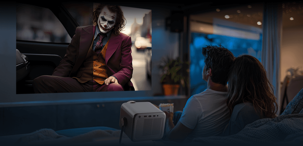 Para oglądająca na ścianie film z postacią Jokera z podziałem kontrastu, przed nimi tył projektora Hisense