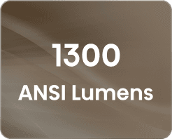 Biały napis '1300 ANSI Lumens' wskazujący jasność projektora na brązowo-beżowym tle.
