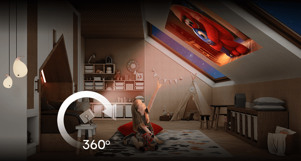 Projektor rzuca obraz bajki na skos poddasza, obok dziewczynka oraz biała strzałka z napisem 360°