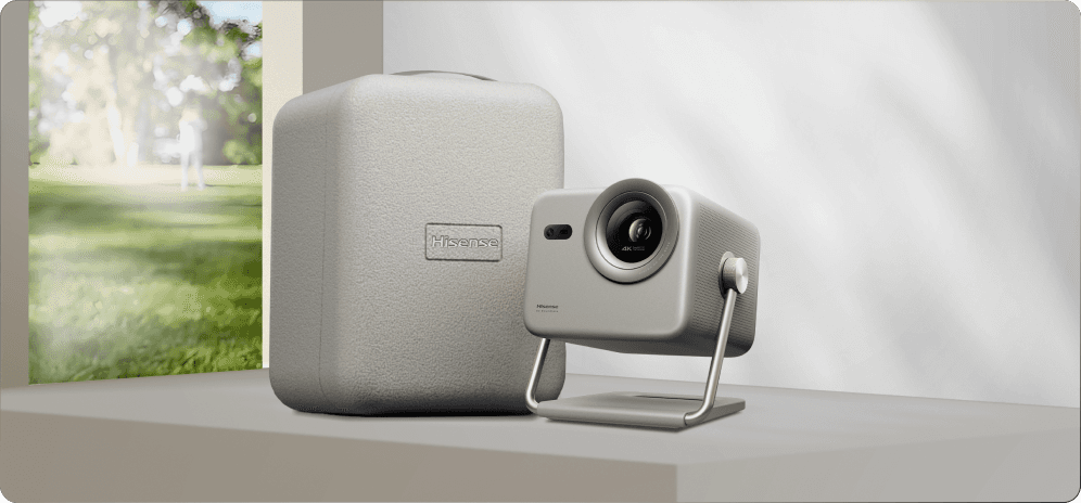 Projektor Hisense M2 Pro z oznaczeniem 4K (około 4000 pikseli w poziomie) na obiektywie, stojący obok szarego etui
