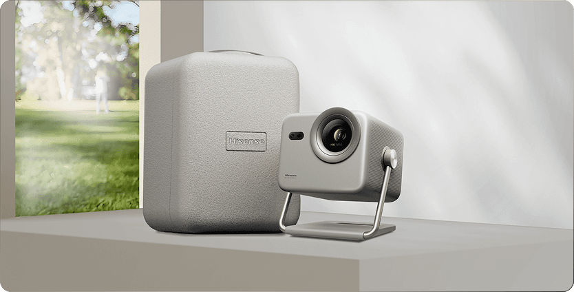 Projektor Hisense M2 Pro z oznaczeniem 4K (około 4000 pikseli w poziomie) na obiektywie, stojący obok szarego etui