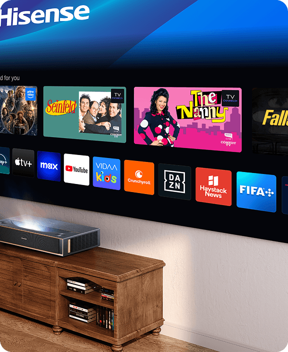 Projektor na szafce rzuca na ścianę interfejs Hisense z kafelkami filmów i ikonami aplikacji: Netflix, Prime Video i YouTube.