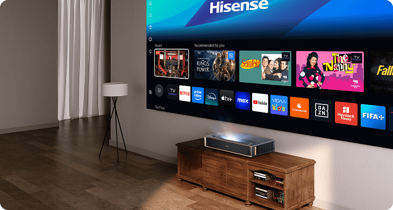 Projektor na szafce rzuca na ścianę interfejs Hisense z kafelkami filmów i ikonami aplikacji: Netflix, Prime Video i YouTube.