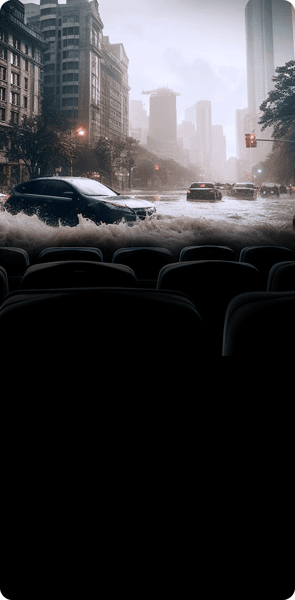 Widok zza foteli kinowych na duży ekran z kadrem z filmu akcji.