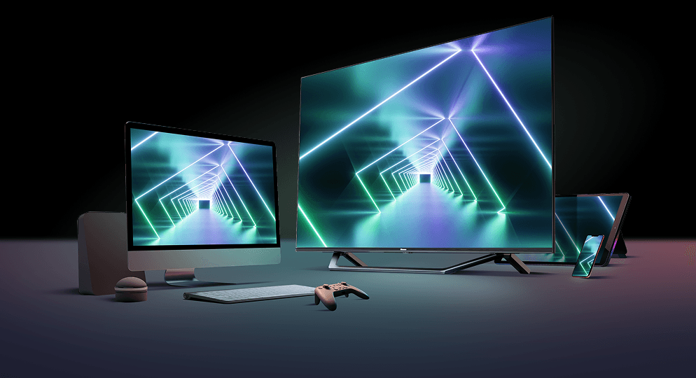 Zestaw urządzeń: TV (Television), monitor PC (Personal Computer), tablet i smartfon wyświetlające tę samą grafikę