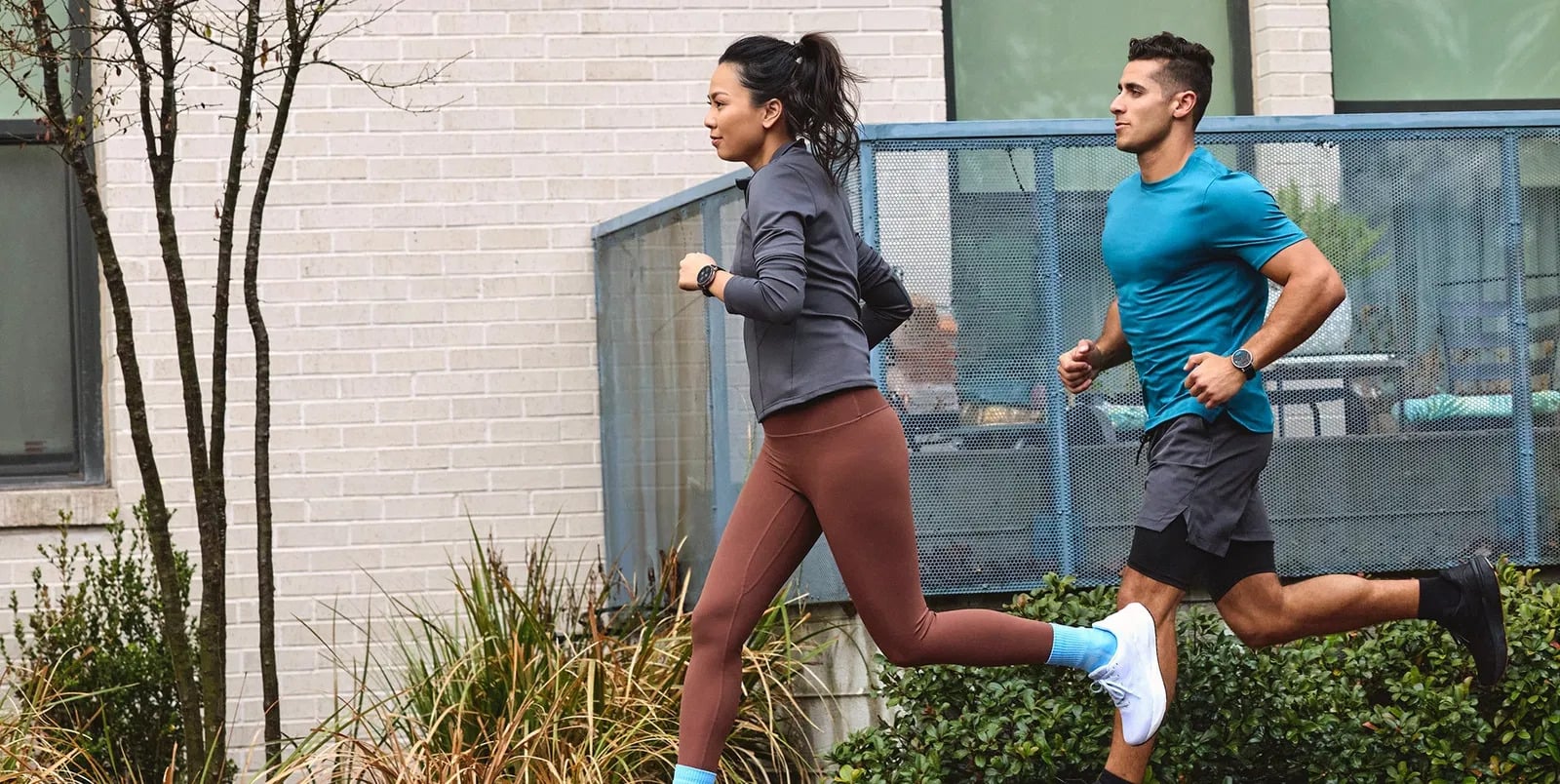 Dwie osoby biegnące z zegarkiem Amazfit Active 3 Premium