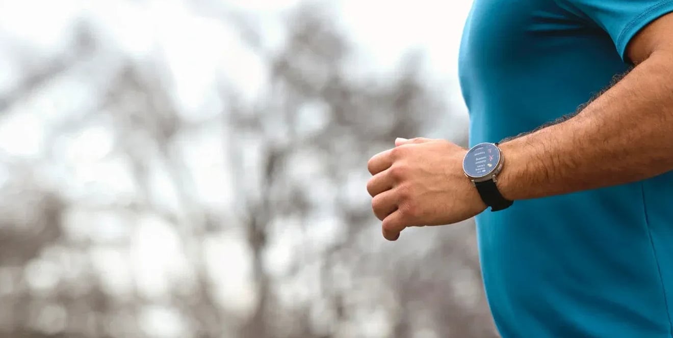 Zbliżenie na Amazfit Active 3 Premium na nadgarstku biegacza
