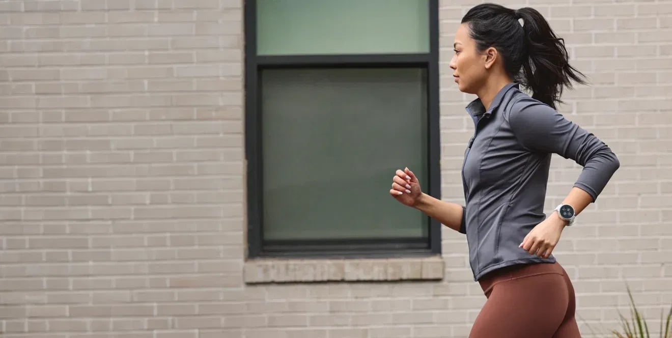 Biegaczka podczas treningu z Amazfit Active 3 Premium