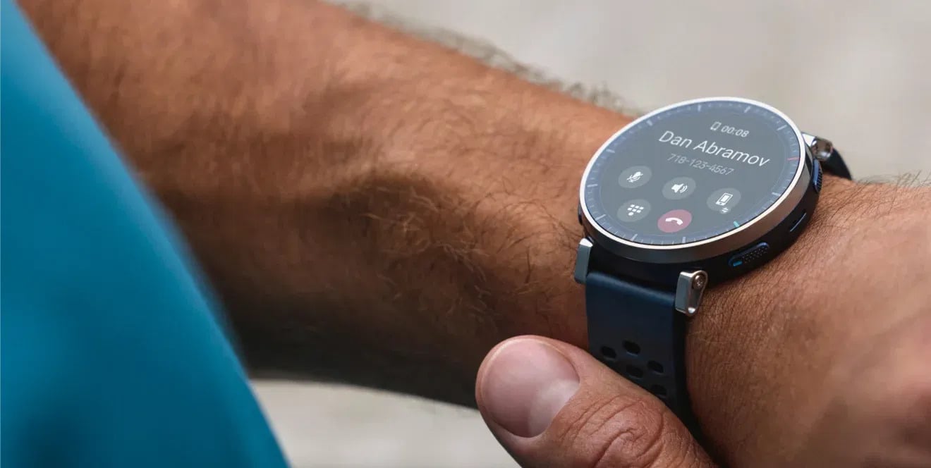 Zbliżenie na ekran Amazfit Active 3 Premium na nadgarstku