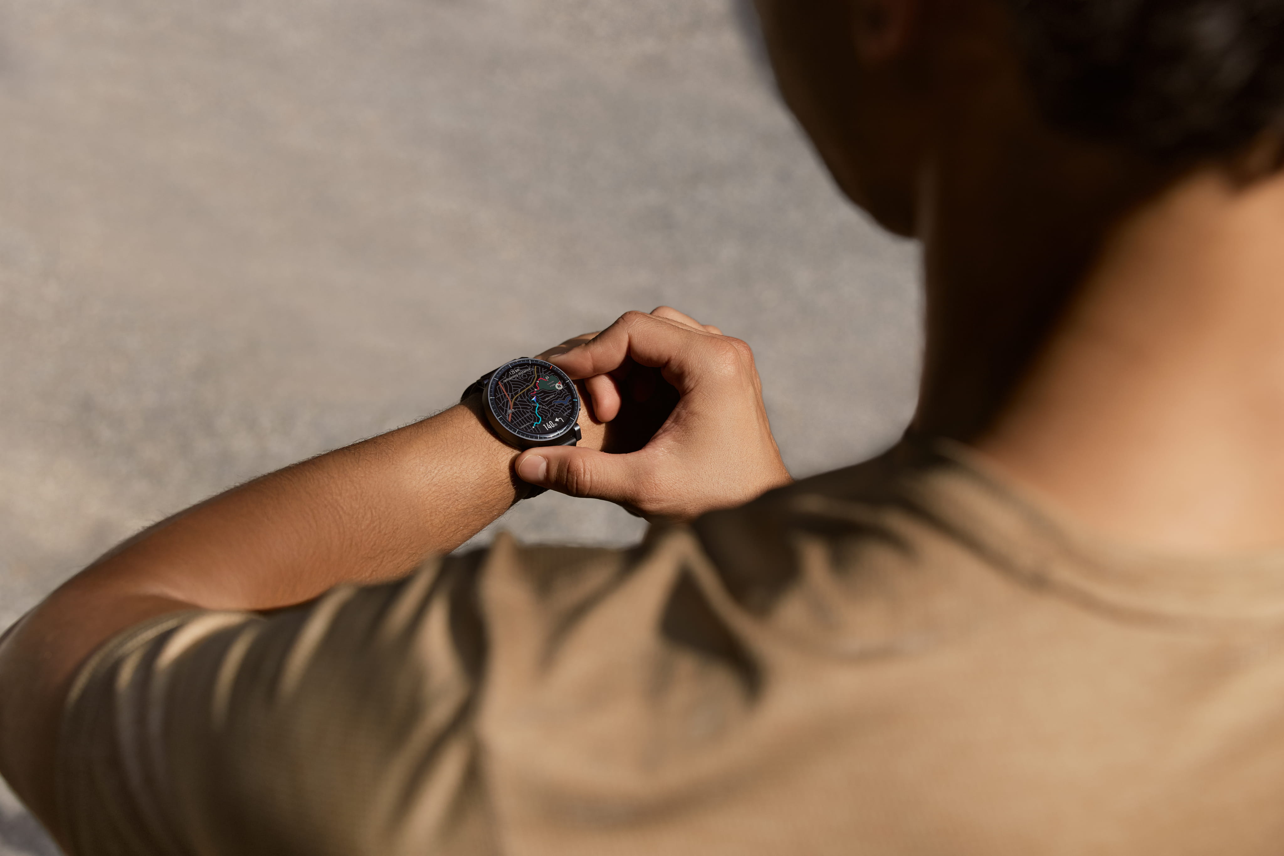 Amazfit Active Max na nadgarstku podczas codziennego użytkowania