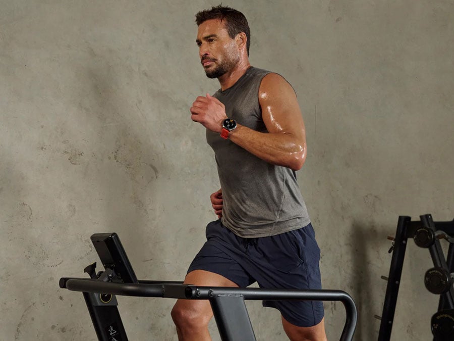 Amazfit Balance 2 ekran oraz pomarańczowy pasek
