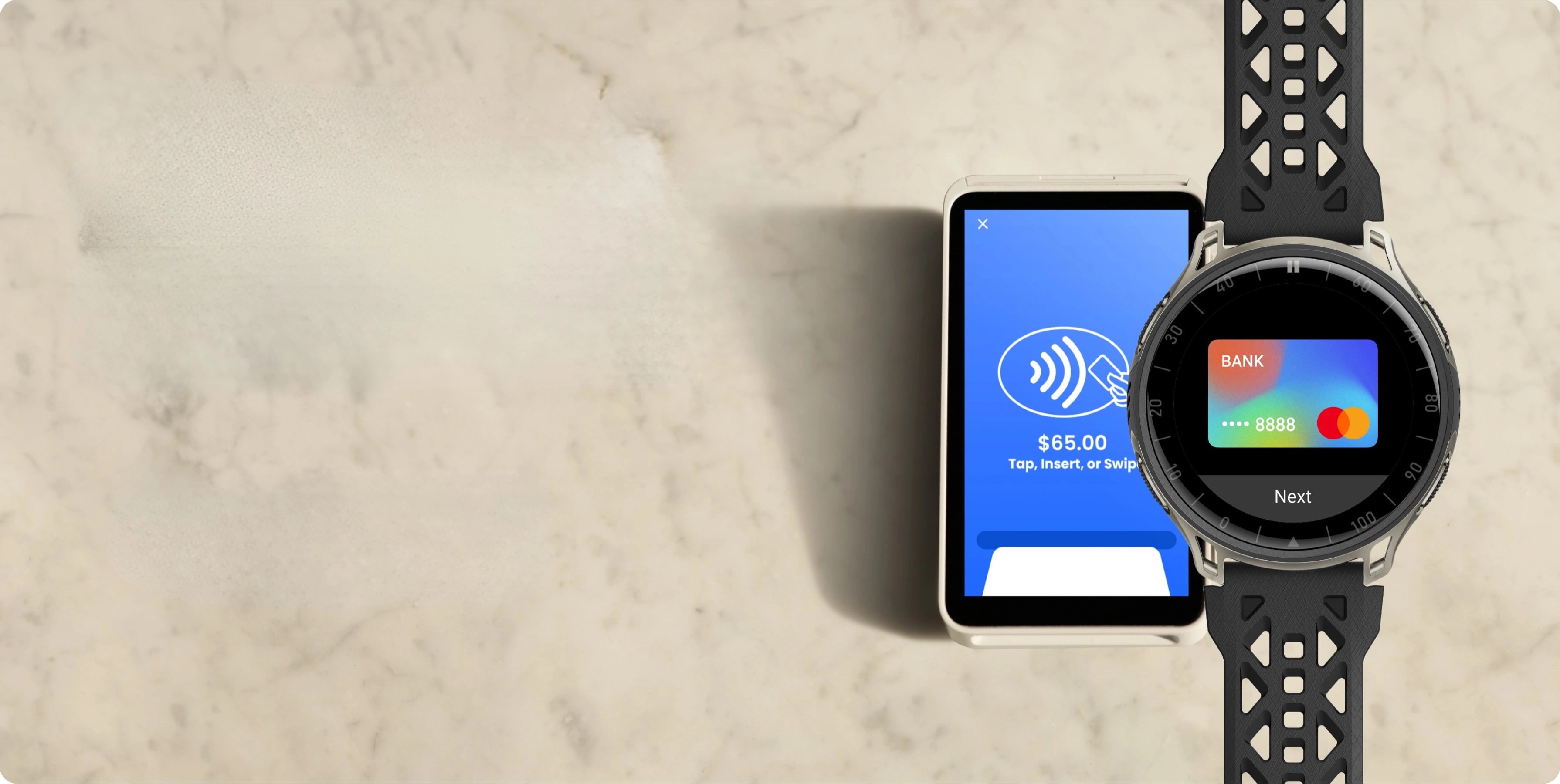 Smartwatch obok terminala płatniczego, na ekranie zegarka widoczna karta do płatności zbliżeniowych