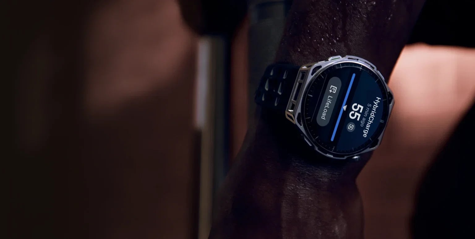 Amazfit Balance 3 na nadgarstku podczas treningu siłowego z widoczną funkcją HybridCharge i inteligentnym zarządzaniem energią