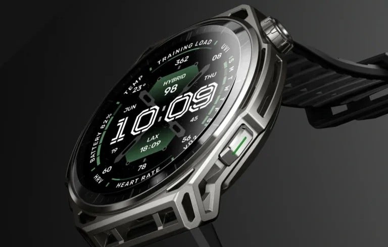 Zbliżenie na smartwatch Amazfit Balance 3 w tytanowej kopercie z ekranem AMOLED i danymi treningowymi