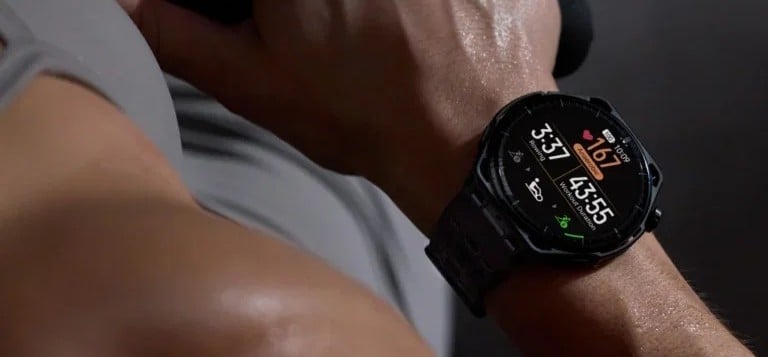 Amazfit Balance 3 podczas treningu fitness z wyświetlonymi wskaźnikami zdrowia, aktywności i regeneracji