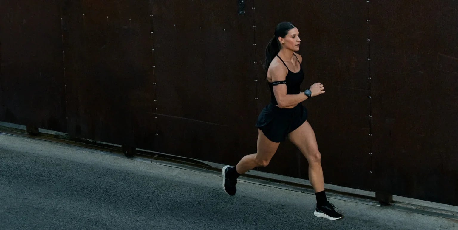 Smartwatch Amazfit Balance 3 na nadgarstku kobiety podczas biegania na świeżym powietrzu.