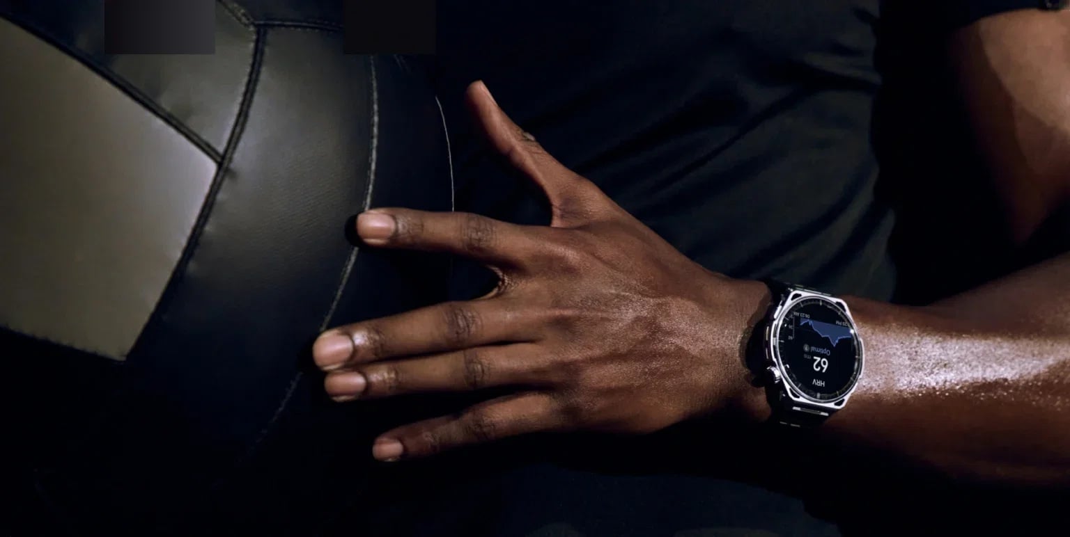 Amazfit Balance 3 monitorujący tętno podczas treningu siłowego z piłką lekarską.