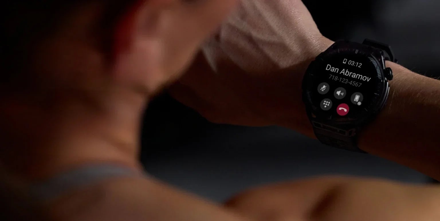 Smartwatch Amazfit Balance 3 na nadgarstku z aktywnym ekranem odbierania połączenia telefonicznego