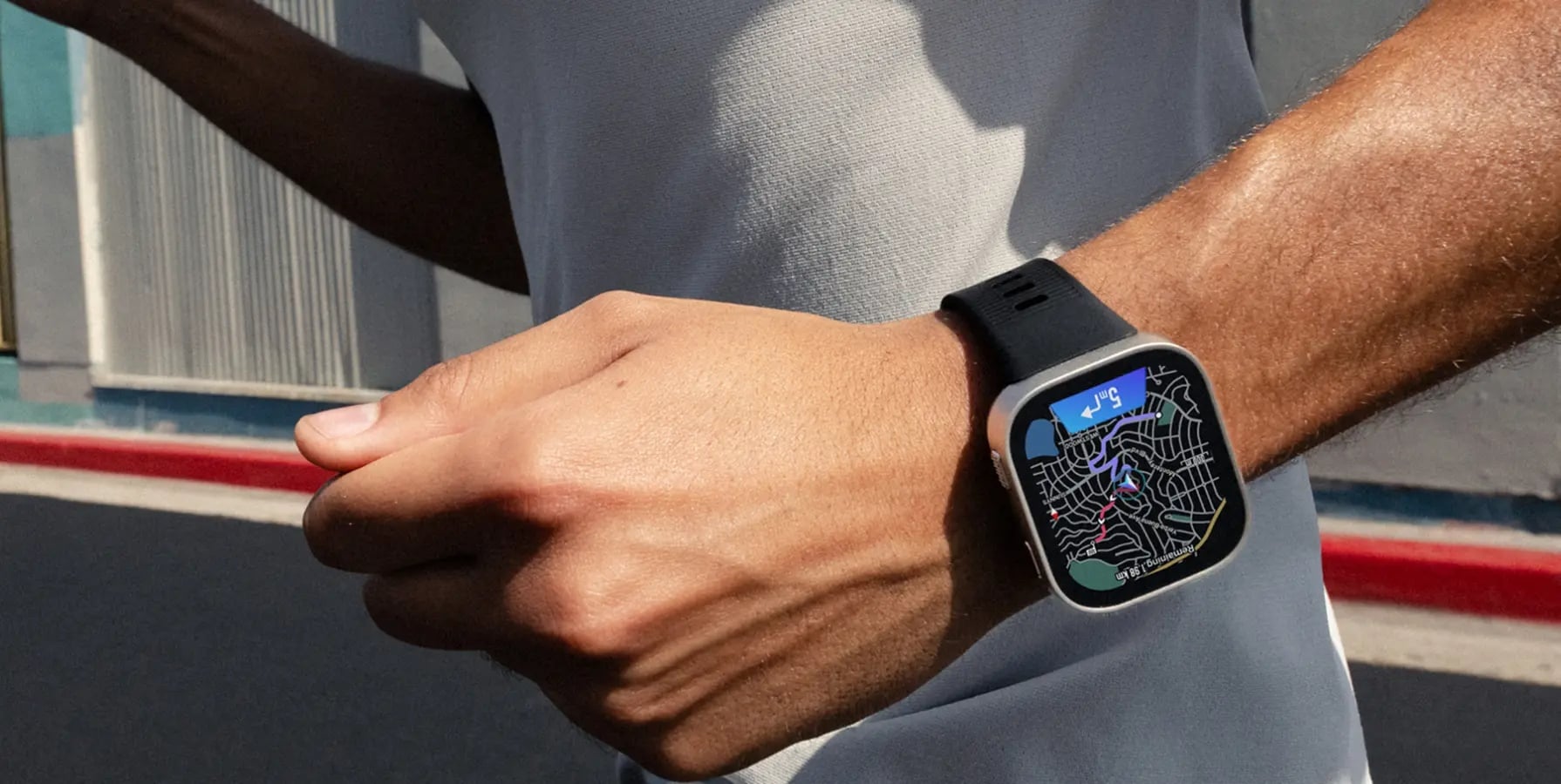 Smartwatch Bip-Max z włączoną mapą i nawigacją GPS na nadgarstku biegacza.
