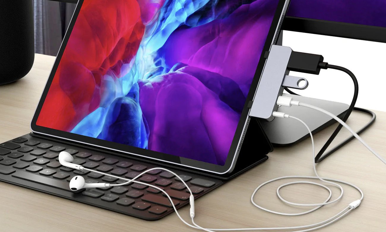 Hyper HyperDrive 4-in-1 USB-C Hub für iPad Pro grau angeschlossen an ein Tablet