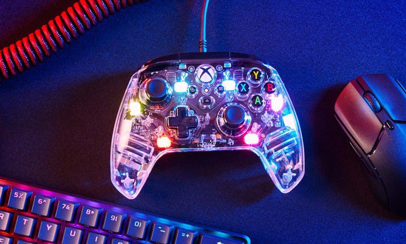 Przewodowy kontroler do Xbox HyperX Clutch Gladiate RGB - Grafika lifestyle
