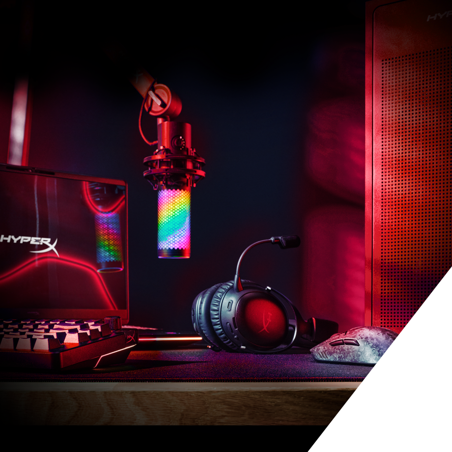 Stanowisko z myszą moro, słuchawkami z mikrofonem, podświetlanym mikrofonem, klawiaturą oraz laptopem z logo HyperX
