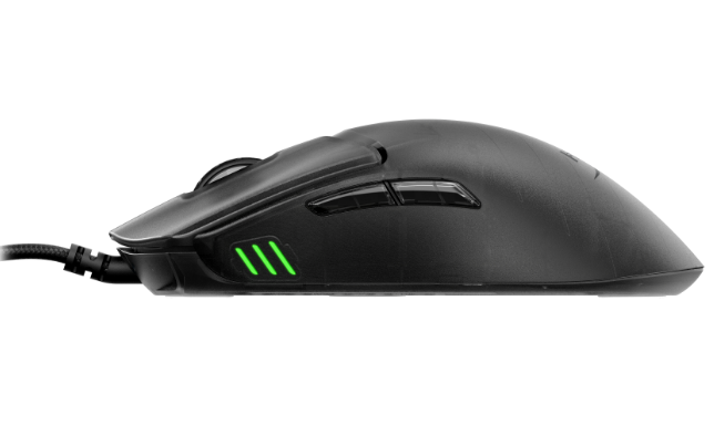 Lewy bok czarnej myszy HyperX z przewodem, dwoma przyciskami, trzema zielonymi kreskami podświetlenia i widoczną rolką